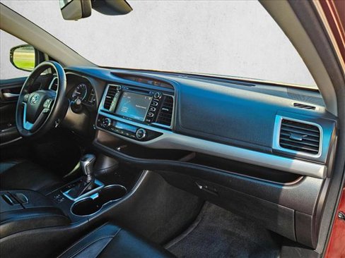 Used 2018 Toyota Highlander XLE image 25