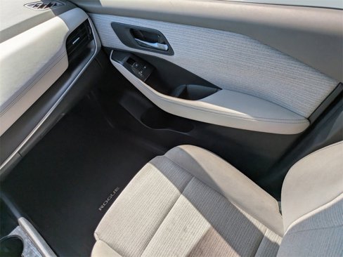 Used 2023 Nissan Rogue SV image 16