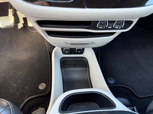 Used 2021 Chrysler Pacifica Touring-L image 25