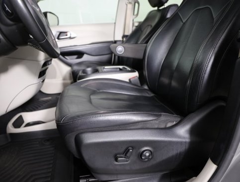 Used 2022 Chrysler Pacifica Touring-L image 11