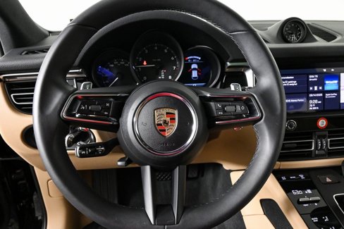 Used 2025 Porsche Macan image 9