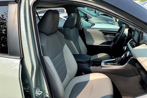 Used 2021 Toyota RAV4 XLE Premium image 7