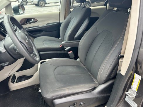 Used 2017 Chrysler Pacifica LX image 9