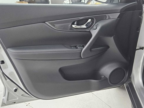 Used 2018 Nissan Rogue SV image 9