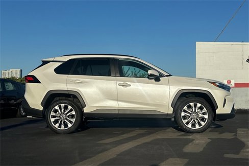 Used 2022 Toyota RAV4 XLE Premium image 3