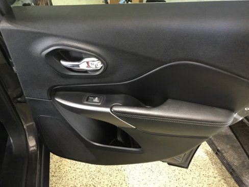 Used 2019 Jeep Cherokee Limited image 49