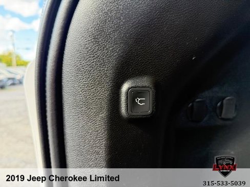 Used 2019 Jeep Cherokee Limited w/ Technology Group image 40