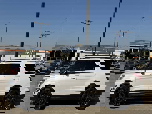 Used 2017 Ford Explorer XLT w/ Equipment Group 202A image 3