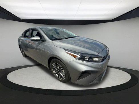 Used 2023 Kia Forte LXS w/ LXS Technology Package image 3
