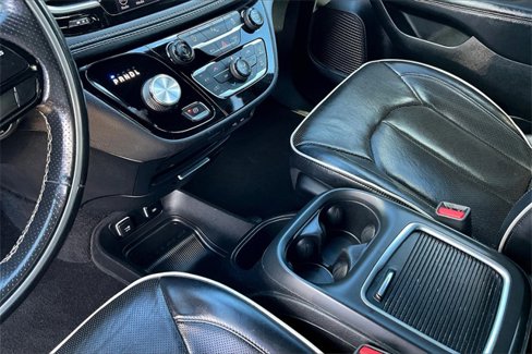 Used 2019 Chrysler Pacifica Limited image 17