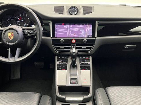 Certified 2024 Porsche Macan image 28