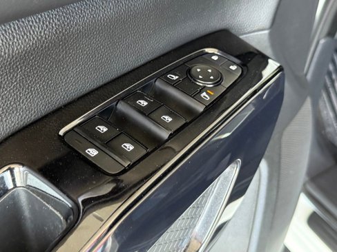 Used 2022 Nissan Pathfinder SV image 17