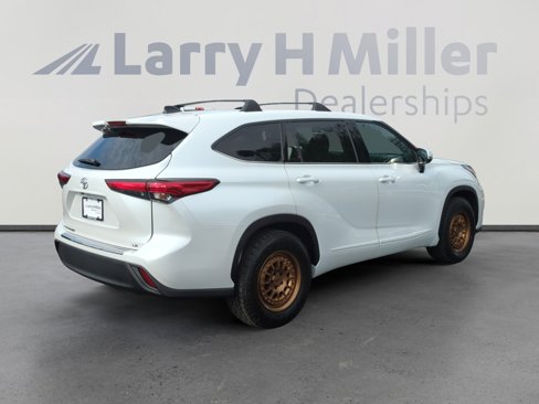 Used 2022 Toyota Highlander LE image 5