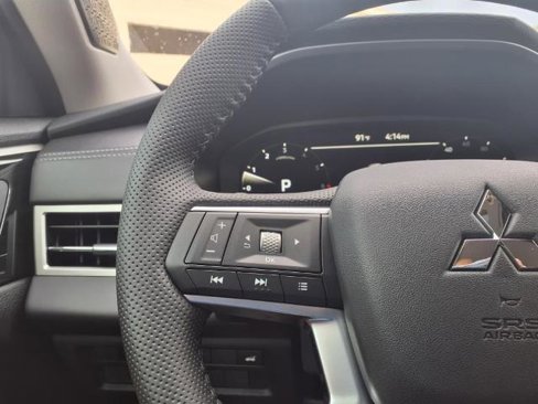 New 2025 Mitsubishi Outlander SE image 17