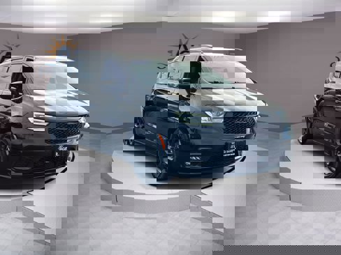 Used 2022 Chrysler Pacifica Limited w/ S Appearance Package image 4