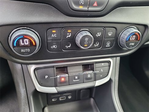 Used 2024 GMC Terrain SLT image 20