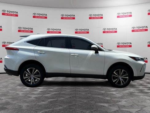 Certified 2022 Toyota Venza LE image 6