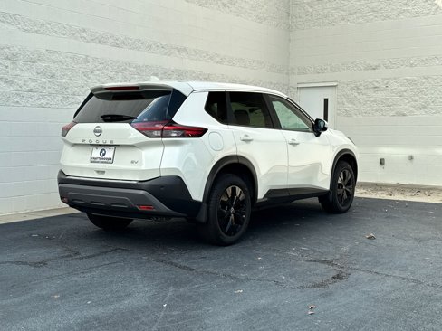 Used 2023 Nissan Rogue SV image 9
