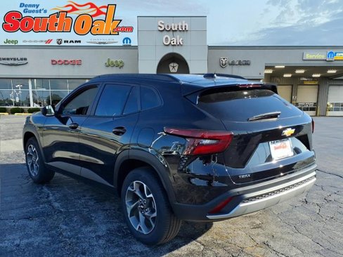 Used 2025 Chevrolet Trax LT w/ Driver Confidence Package image 4