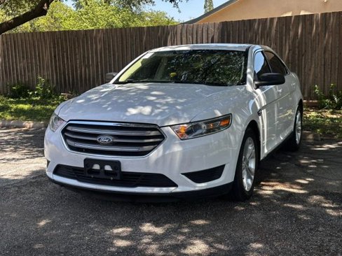 Used 2018 Ford Taurus SE image 1