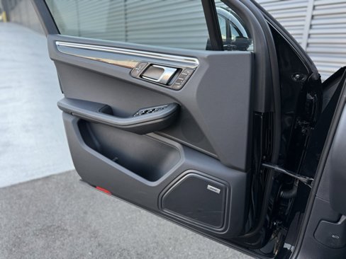 Certified 2025 Porsche Macan image 14