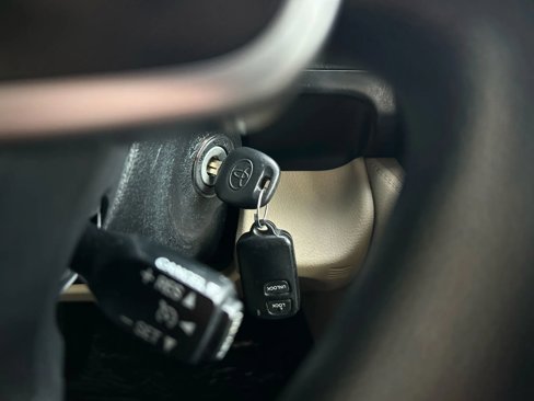 Used 2013 Toyota Camry L image 16