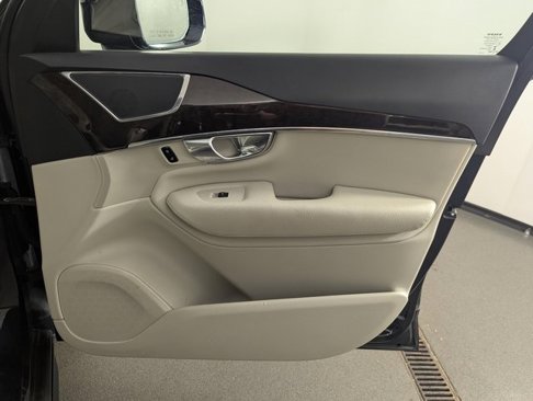 Used 2016 Volvo XC90 T6 Momentum w/ Momentum Plus Package image 22