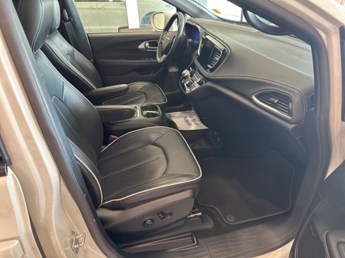 Used 2020 Chrysler Pacifica Limited image 13