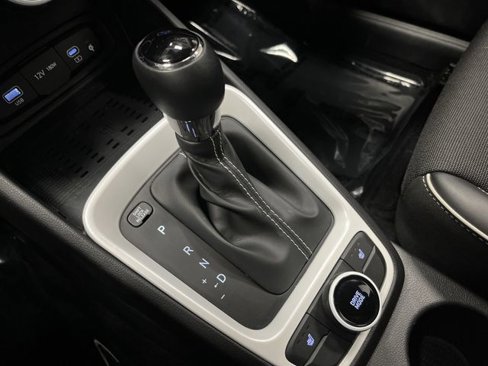 Used 2023 Hyundai Venue Limited image 21