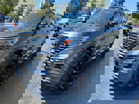Used 2020 Ford Explorer XLT w/ Equipment Group 202A image 3