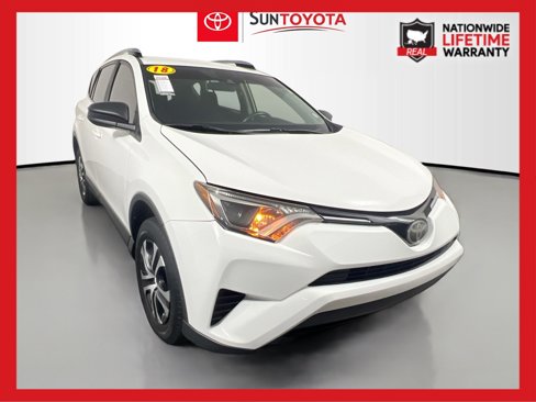 Used 2018 Toyota RAV4 LE image 1