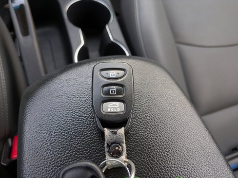 Used 2013 Hyundai Elantra SE image 24