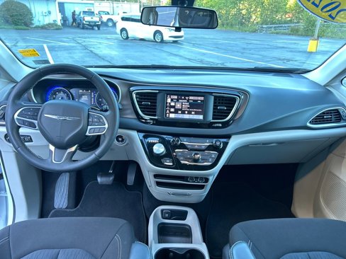 Used 2022 Chrysler Voyager LX image 14