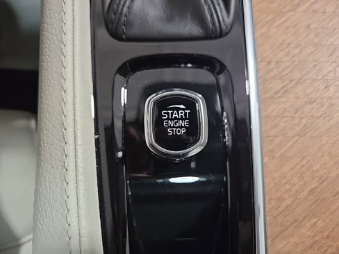 Used 2022 Volvo XC90 T6 Momentum w/ Climate Package image 13