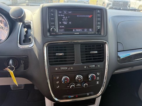 Used 2018 Dodge Grand Caravan SE w/ UConnect Hands-Free Group image 15