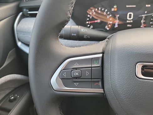 New 2025 Jeep Compass Latitude image 28