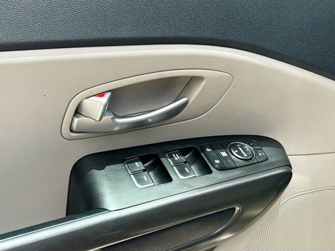 Used 2020 Kia Sedona LX image 17