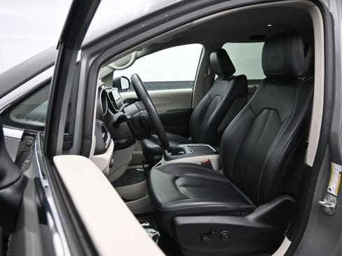 Used 2023 Chrysler Pacifica Touring-L image 24