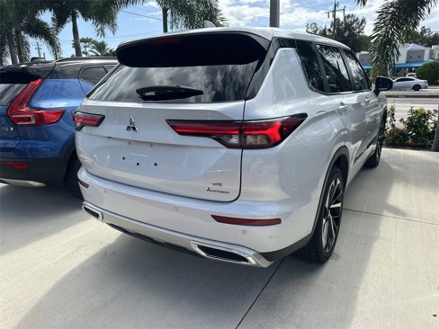 Used 2022 Mitsubishi Outlander SE image 3