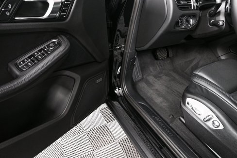 Certified 2025 Porsche Macan image 8
