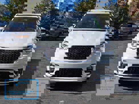 Used 2022 Chrysler Pacifica Touring-L image 4