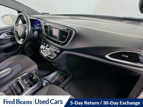 Used 2020 Chrysler Pacifica Touring w/ S Appearance Package image 31