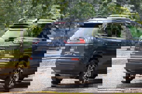 Used 2019 Jeep Cherokee Latitude Plus w/ Cold Weather Group image 5