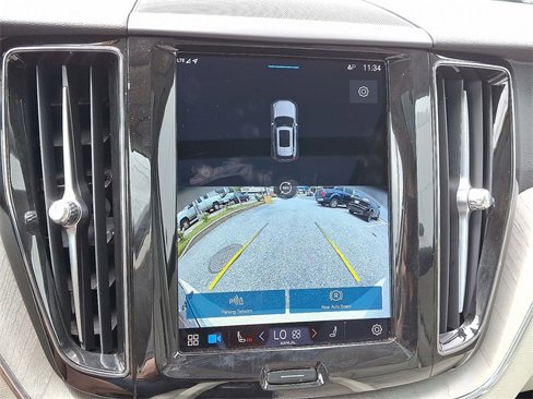 Used 2023 Volvo XC60 B5 Plus image 17