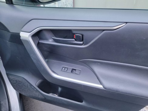 Used 2019 Toyota RAV4 LE image 18