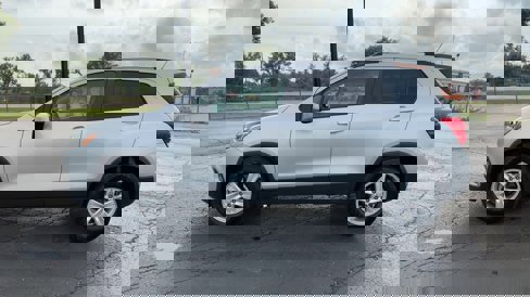 Used 2022 Chevrolet Trax LT w/ LT Convenience Package image 5