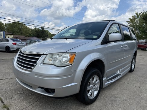 Used 2010 Chrysler Town & Country Touring image 2