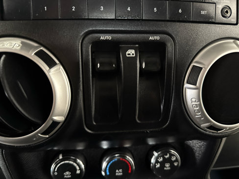 Used 2016 Jeep Wrangler Rubicon w/ Power Convenience Group image 19
