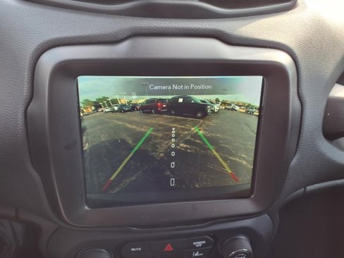Certified 2022 Jeep Renegade Latitude image 17
