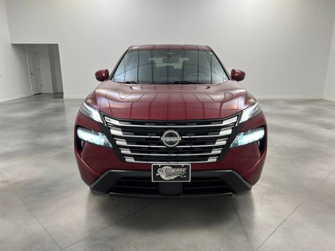 Used 2024 Nissan Rogue SV image 2